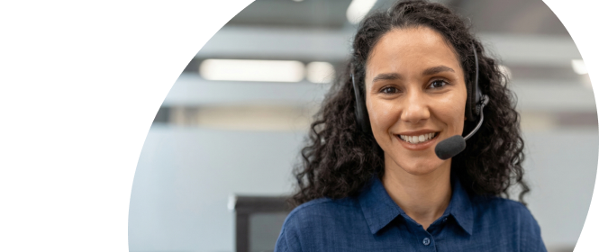 Representante de servicio al cliente con auricular