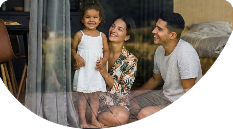 Familia sonriendo junto a una ventana