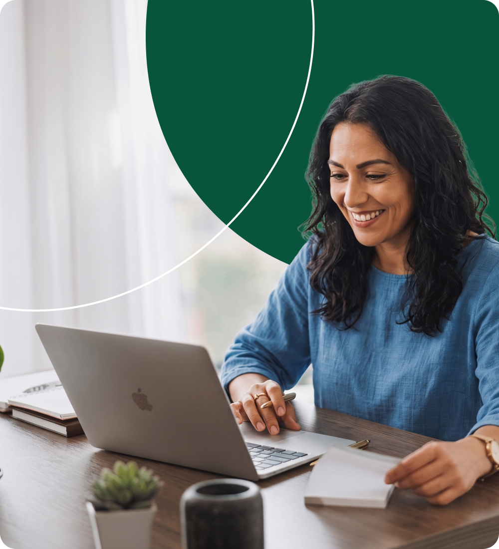 Mujer sonriendo frente a una laptop
